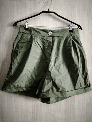 Lynne cotton shorts like new, size 40, green