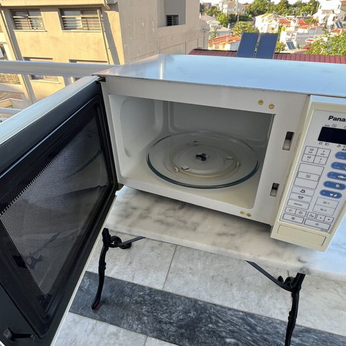Panasonic microwave oven used with digital touch control and auto programs