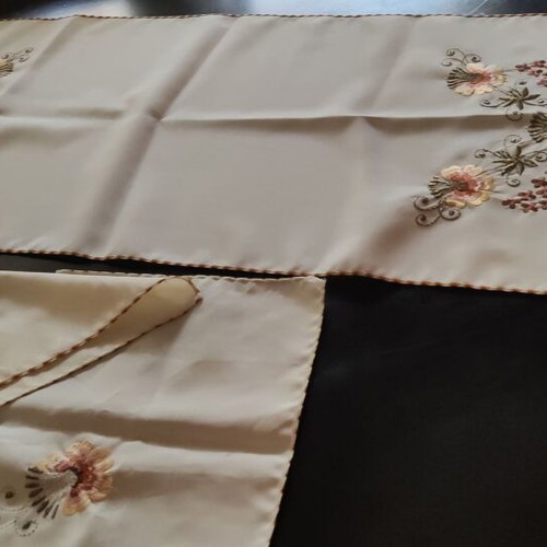 Table runner and 2 napkins used, set