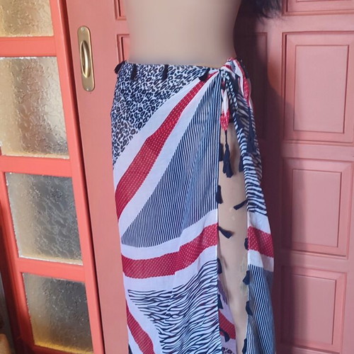 Accessorize scarf-pareo like new, animal print, black and red