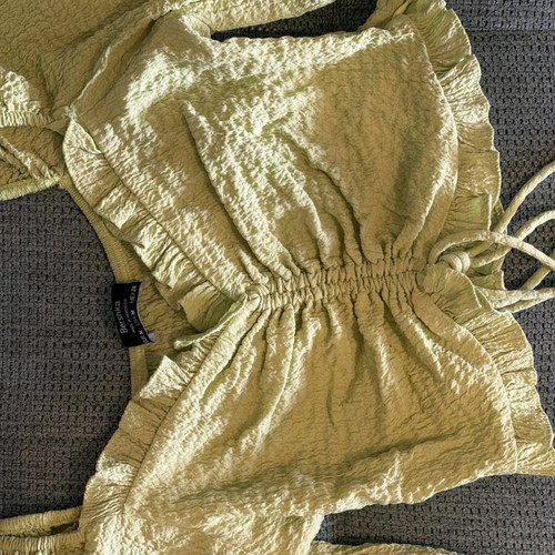 Bershka light green top with puff sleeves and zipper, new size M