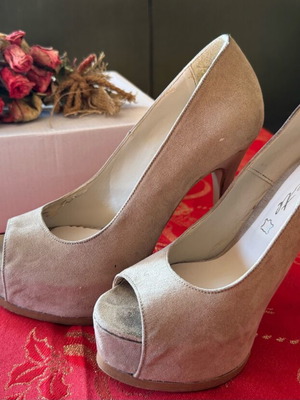 Sante suede taupe pumps size 38 like new, 14 cm heel