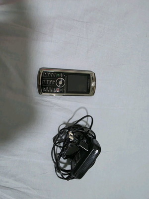 Motorola L9 used black mobile phone with charger