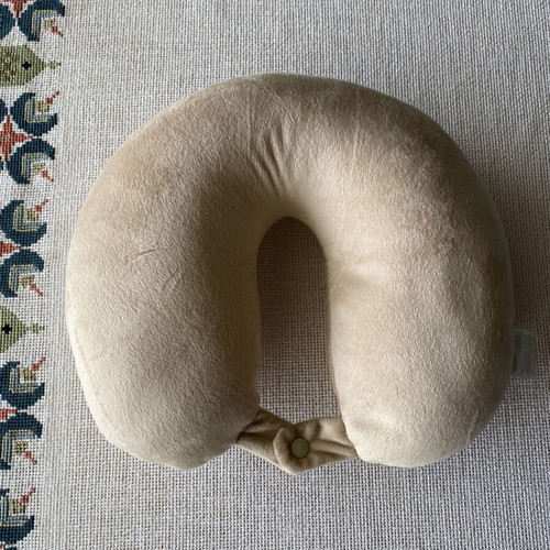 Travel Pillow like new, soft texture, ideal for comfortable trips