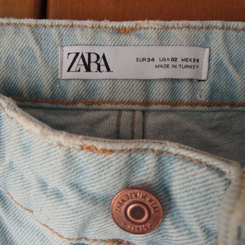 Zara mom style jeans light wash high waist like new, size EUR34