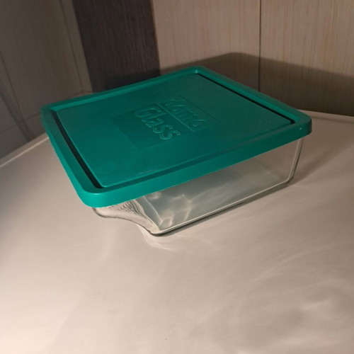 Heat-Resistant Glass Tupperware 1.5L with Plastic Lid like new
