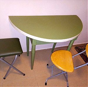 Πράσινο ανοιγμένο στρογγυλό τραπέζι κουζίνας με ένα καρεκλακι κι ένα σκαμπό