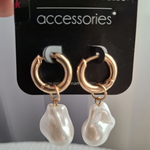 Earrings with irregular faux pearls new, white and gold tone