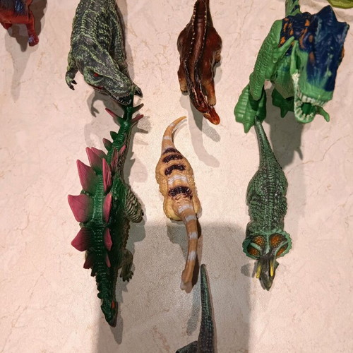 Dinosaur figures like new, set of 17 with dragons