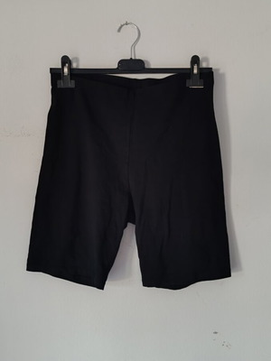 H&M black knee-length leggings shorts