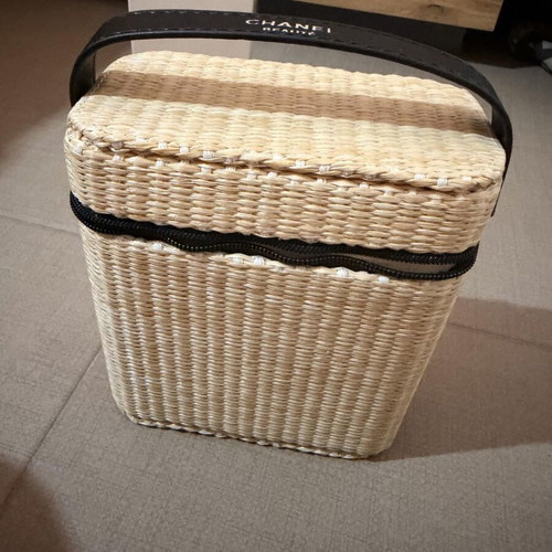 Chanel Beauté Les Beiges summer essentials toiletry bag new