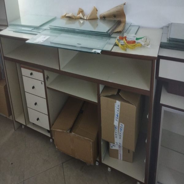 Επαγγελματικός πάγκος με αποθηκευτικό χώρο – Ιδανικός για φαρμακείο ή κατάστημα