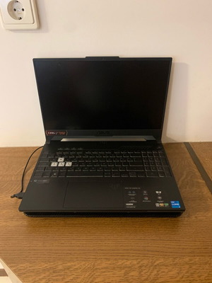 Gaming laptop TUF με πληκτρολόγιο, ποντίκι και ακουστικά