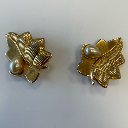 Vintage gold earrings with clip and pearl used