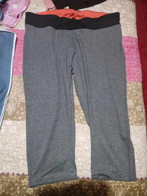 Athletic capri leggings like new, size large (44-46)