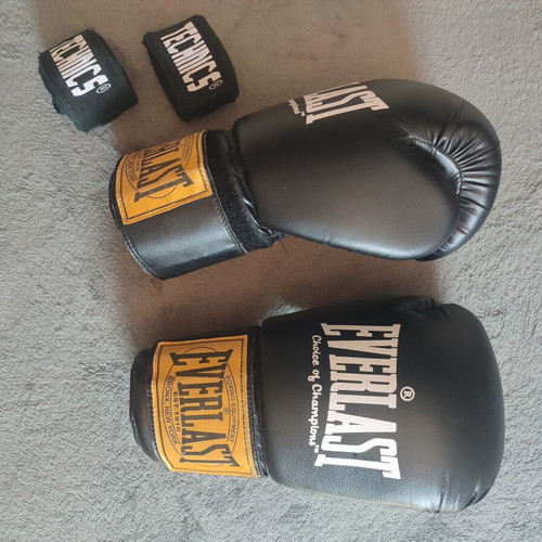 Everlast Rodney 12oz boxing gloves with Technics hand wraps