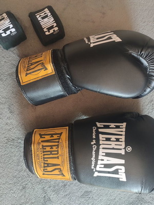 Everlast Rodney 12oz boxing gloves with Technics hand wraps