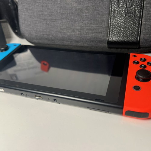 Nintendo Switch като нов с предпазен калъф за носене