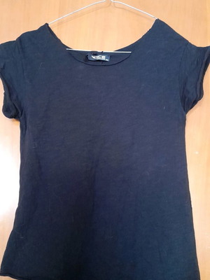 T shirt black with asymmetric cut like new, size medium