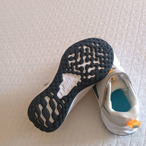 Nike kids athletic shoes like new, size 27 beige