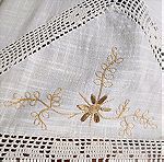 Παραλληλόγραμμο υφαντό τραπεζομάντηλο με κέντημα στο βελονάκι και λουλουδάκια σε μουσταρδι χρώμα, διαστάσεων 1,70χ1,70