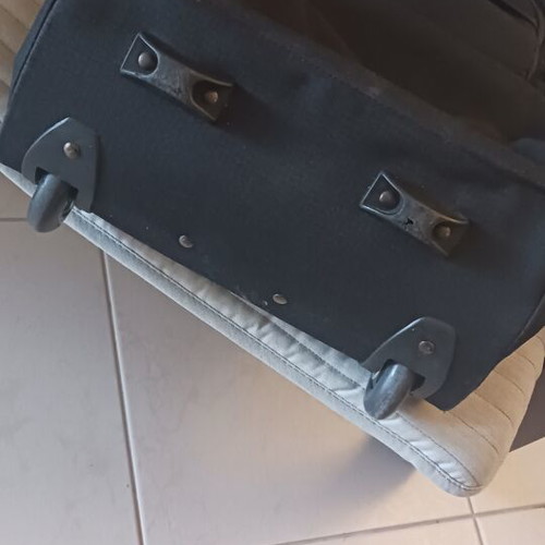 Suitcase with wheels and adjustable handle like new, internal and external pockets
