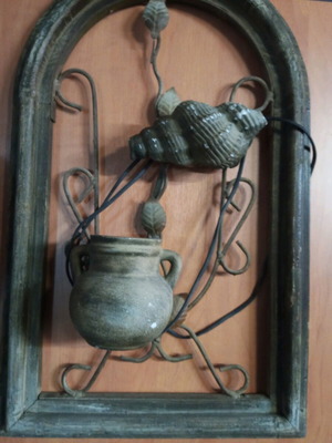 Κορνίζα με πήλινο διακοσμητικό μεταχειρισμένη για βεράντα κήπου