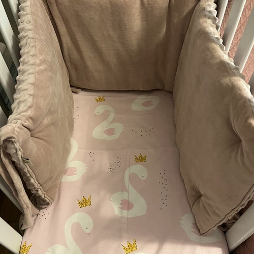 Double-sided crib bumper in dusty pink shade