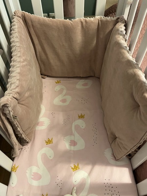 Double-sided crib bumper in dusty pink shade