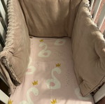 Double-sided crib bumper in dusty pink shade