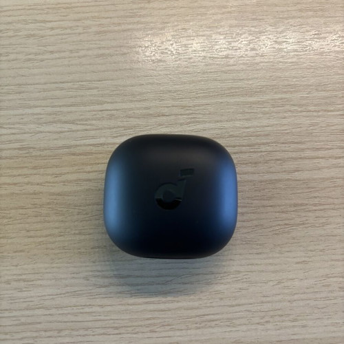 Soundcore P40i right earbud by Anker