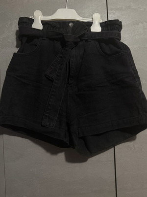 Stradivarius Black Denim Shorts like new with belt and pockets