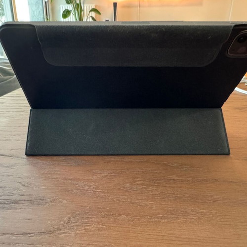Apple iPad Pro 11" 4th Gen 2022 M2 8GB 128GB Wi-Fi used with case