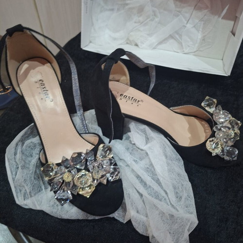 Sandals like new, size 37, velour with low heel
