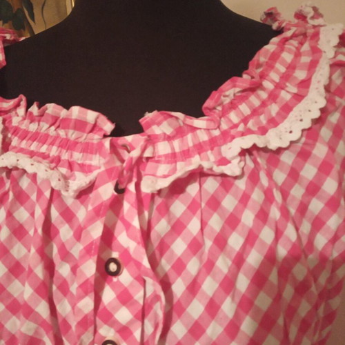 Blouse with buttons and lace used, short sleeve, size L