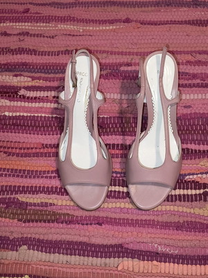 Leather pink-lilac sandals like new, ankle strap, size 39