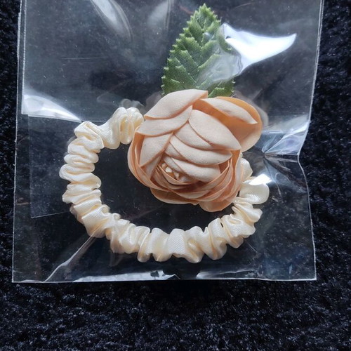 Floral hair accessory new in soft beige with rose detail