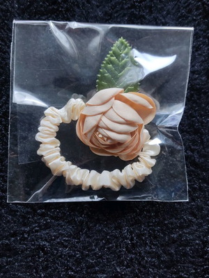 Floral hair accessory new in soft beige with rose detail
