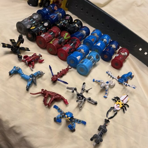 Monsuno collectible set used, 11 figures, 22 cores, belt & launcher