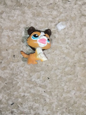 Littlest Pet Shop figure like new, fake