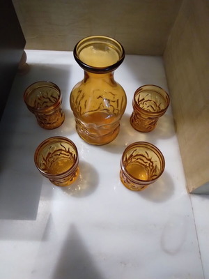 Vintage σετ σερβιρίσματος από amber glass με κανάτα και 4 ποτήρια κρασιού σαν καινούργιο