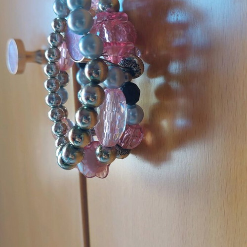 Faux bijoux set like new, 1 pair earrings, bracelet and 2 necklaces pink and silver