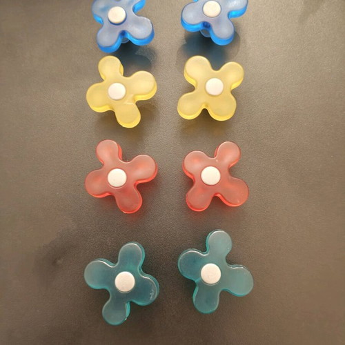 Plastic flower-shaped knobs used, pack of 8 pieces