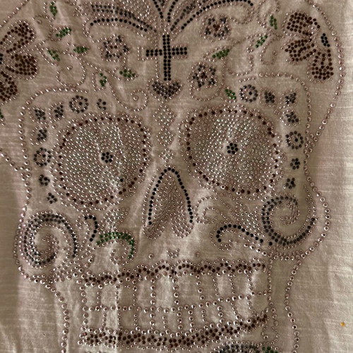White sleeveless top like new with skull rhinestones