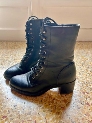 Lace-up boots used, size 39, black with fur lining