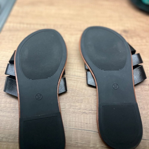 Flat sandals size 37 new, black with brown sole