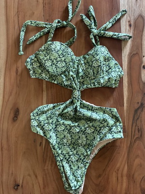 Jacqlyn one-piece swimsuit Amor like new, green, size S