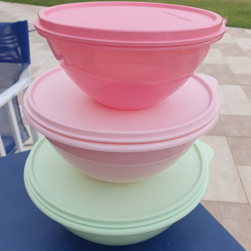 Tupperware vintage set of 3 airtight bowls