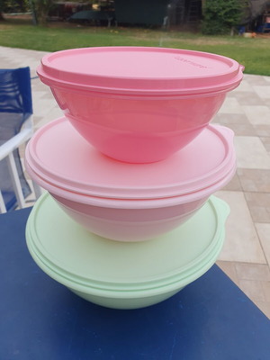 Tupperware vintage set of 3 airtight bowls