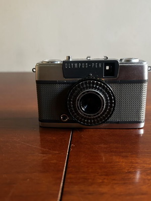 Olympus Pen EE-2 φωτογραφική μηχανή σαν καινούργιο με τρίποδο